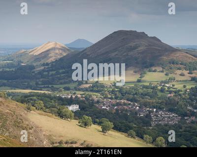 Church Stretton e le Shropshire Hills viste dall'alto Little Stretton e Ashes Hollow, Shropshire, Inghilterra. Foto Stock