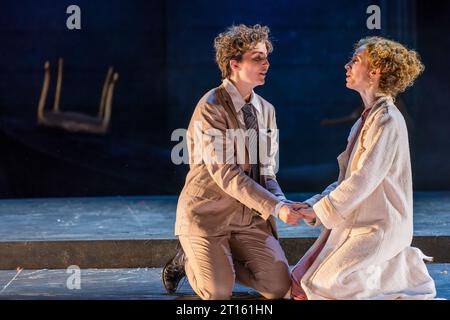 Cottbus, Germania. 10 ottobre 2023. Rahel Brede (l) nel ruolo di Octavian e Anne Martha Schuitemaker nel ruolo di Sophie sono sul palco durante una prova fotografica per l'opera "Der Rosenkavalier" nella grande Casa del Cottbus State Theater. La commedia per la musica di Richard Strauss e il libretto di Hugo von Hofmannsthal è sotto la direzione musicale del direttore musicale generale Alexander Merzyn e sarà presentata in anteprima il 14 ottobre 2023. Tomo Sugao ha diretto, Frank Philipp Schlößmann ha progettato il palcoscenico, Judith Adam ha disegnato i costumi e Diego Leetz ha messo le luci. Crediti: Frank Hammerschmidt/dpa/Alamy Live News Foto Stock