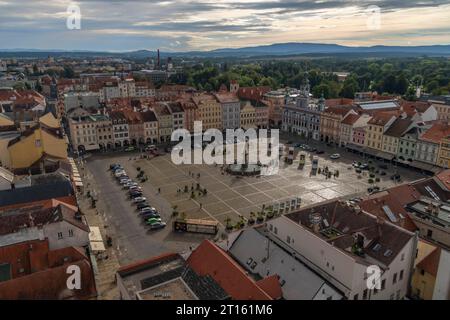 Vista dalla grande vecchia torre storica in una nuvolosa giornata estiva a Ceske Budejovice CZ 09 19 2023 Foto Stock