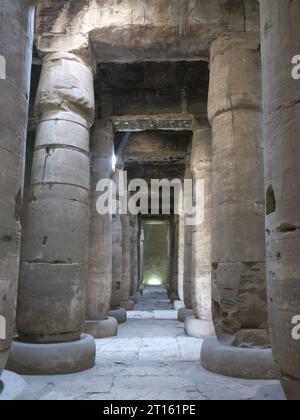 Alti pilastri di pietra nella sala ipostila del grande Tempio di Seti i nella città sacra di Abido, dai tempi dell'antico Egitto. Foto Stock