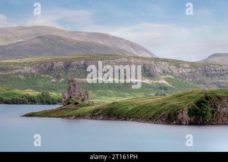 Le rovine del castello di Ardvreck e della casa di calma sulle rive del Loch Assynt a Sutherland, in Scozia. Foto Stock