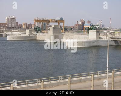 La nuova centrale idroelettrica di Assiut Barrage & Hydroelectric Power è stata completata nel 2018 e fornisce due serrature di navigazione, regolazione dell'acqua del Nilo e irrigazione. Foto Stock