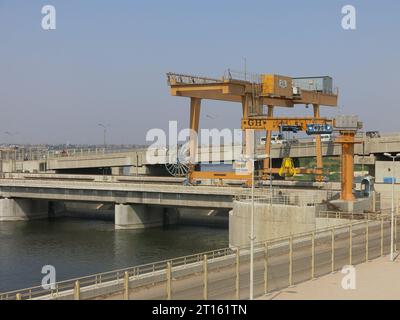 La nuova centrale idroelettrica di Assiut Barrage & Hydroelectric Power è stata completata nel 2018 e fornisce due serrature di navigazione, regolazione dell'acqua del Nilo e irrigazione. Foto Stock