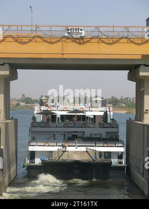 Una nave da crociera passa attraverso una delle chiuse navigabili presso la nuova diga di Assiut (Asyut Dam) a nord di Luxor, Egitto. Foto Stock