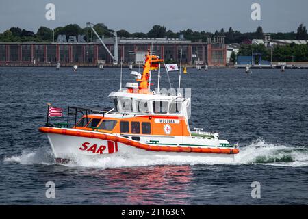 Imbarcazione SAR (Search and Rescue) "Woltera" della German Sea Rescue Society German Maritime Search and Rescue Service (German: Deutsche Gesellschaft zur Rettung Schiffbrüchiger - DGzRS, short: Die Seenotretter) nella baia di Kieler Förde durante la Kiel Week 2023 a Kiel, Schleswig-Holstein, Germania Foto Stock