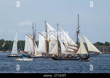 Kiel, Schleswig-Holstein, Germania. 24 giugno 2023. La goletta a tre alberi Albert Johannes (al centro a sinistra, costruita nel 1928) e la tradizionale imbarcazione a vela BV2 Vegesack (al centro a destra, costruita nel 1895) partecipano alla Tall Ships Parade (Windjammerparade) nella baia di Kieler Förde nel Mar Baltico, con circa 60 navi alte, navi a vela tradizionali, piroscafi e centinaia di yacht a vela come parte della Kiel Week (Kieler Woche), un evento annuale di vela a Kiel. Foto Stock