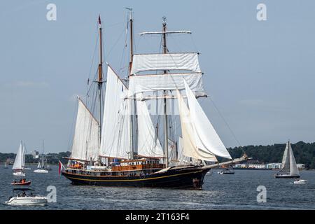 Kiel, Schleswig-Holstein, Germania. 24 giugno 2023. La goletta a tre alberi Gulden Leeuw, varata nel 1937, partecipa alla Tall Ships Parade (Windjammerparade) nella baia di Kieler Förde nel Mar Baltico con circa 60 navi alte, tradizionali velieri, piroscafi e centinaia di yacht a vela come parte della Kiel Week (Kieler Woche), un evento annuale di vela a Kiel. Foto Stock