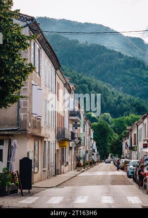 Facciate della strada e della Casa medievale nel villaggio di Chatillon en Diois con la montagna nascosta dietro le nuvole sullo sfondo. Foto Stock