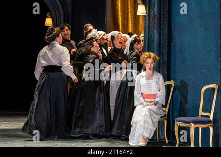 Cottbus, Germania. 10 ottobre 2023. Anne Martha Schuitemaker (r) nel ruolo di Sophie e altri membri del gruppo durante una prova fotografica per l'opera "Der Rosenkavalier" sul palco della grande Casa del Cottbus State Theater. La commedia per la musica di Richard Strauss e il libretto di Hugo von Hofmannsthal è sotto la direzione musicale del direttore musicale generale Alexander Merzyn e sarà presentata in anteprima il 14 ottobre 2023. Tomo Sugao ha diretto, Frank Philipp Schlößmann ha progettato il palcoscenico, Judith Adam ha disegnato i costumi e Diego Leetz ha messo le luci. Crediti: Frank Hammerschmidt/dpa/Alamy Live News Foto Stock