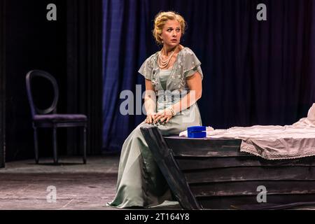 Cottbus, Germania. 10 ottobre 2023. Lea-ann Dunbar nel ruolo del feldmaresciallo Princess Werdenberg siede sul palco ad una prova fotografica per l'opera 'Der Rosenkavalier' nella grande Casa del Cottbus State Theater. La commedia per la musica di Richard Strauss e il libretto di Hugo von Hofmannsthal è sotto la direzione musicale del direttore musicale generale Alexander Merzyn e avrà la sua prima esecuzione il 14 ottobre 2023. Tomo Sugao ha diretto, Frank Philipp Schlößmann ha progettato il palcoscenico, Judith Adam ha disegnato i costumi e Diego Leetz ha messo le luci. Crediti: Frank Hammerschmidt/dpa/Alamy Live News Foto Stock