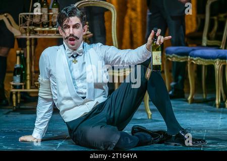 Cottbus, Germania. 10 ottobre 2023. Philipp Mayer nel ruolo del barone Ochs auf Lerchenau siede sul palco ad una prova fotografica per l'opera 'Der Rosenkavalier' nella grande Casa del Cottbus State Theater. La commedia per la musica di Richard Strauss e il libretto di Hugo von Hofmannsthal è sotto la direzione musicale del direttore musicale generale Alexander Merzyn e sarà presentata in anteprima il 14 ottobre 2023. Tomo Sugao ha diretto, Frank Philipp Schlößmann ha progettato il palcoscenico, Judith Adam ha disegnato i costumi e Diego Leetz ha messo le luci. Crediti: Frank Hammerschmidt/dpa/Alamy Live News Foto Stock