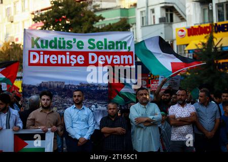 11 ottobre 2023: Gaziantep, Turkiye. 11 ottobre 2023. I membri e i sostenitori del movimento Furkan a Gaziantep tengono una manifestazione di solidarietà con i palestinesi e contro gli attacchi israeliani in corso nella Striscia di Gaza. I manifestanti portavano la bandiera nazionale palestinese e gli striscioni che sostenevano la resistenza palestinese, con alcuni partecipanti che impersonavano i palestinesi nella loro lunga lotta contro l'occupazione israeliana (immagine di credito: © Zakariya Yahya/IMAGESLIVE via ZUMA Press Wire) SOLO USO EDITORIALE! Non per USO commerciale! Foto Stock