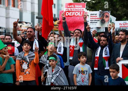 11 ottobre 2023: Gaziantep, Turkiye. 11 ottobre 2023. I membri e i sostenitori del movimento Furkan a Gaziantep tengono una manifestazione di solidarietà con i palestinesi e contro gli attacchi israeliani in corso nella Striscia di Gaza. I manifestanti portavano la bandiera nazionale palestinese e gli striscioni che sostenevano la resistenza palestinese, con alcuni partecipanti che impersonavano i palestinesi nella loro lunga lotta contro l'occupazione israeliana (immagine di credito: © Zakariya Yahya/IMAGESLIVE via ZUMA Press Wire) SOLO USO EDITORIALE! Non per USO commerciale! Foto Stock