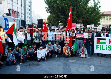 11 ottobre 2023: Gaziantep, Turkiye. 11 ottobre 2023. I membri e i sostenitori del movimento Furkan a Gaziantep tengono una manifestazione di solidarietà con i palestinesi e contro gli attacchi israeliani in corso nella Striscia di Gaza. I manifestanti portavano la bandiera nazionale palestinese e gli striscioni che sostenevano la resistenza palestinese, con alcuni partecipanti che impersonavano i palestinesi nella loro lunga lotta contro l'occupazione israeliana (immagine di credito: © Zakariya Yahya/IMAGESLIVE via ZUMA Press Wire) SOLO USO EDITORIALE! Non per USO commerciale! Foto Stock