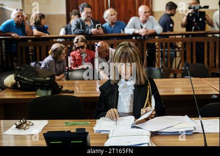 Reggio Calabria, Catanzaro, Italia. 11 ottobre 2023. Un avvocato visto alla Corte d'appello. La Corte d'appello di Reggio Calabria, guidata dal magistrato Elisabetta Palumbo, ha condannato l'ex sindaco pro-migrante Domenico Lucano a un anno e sei mesi di reclusione, con pena sospesa. Nell'ottobre 2021 Lucano è stato condannato dal Tribunale di Locri a 13 anni e due mesi di reclusione, per frode e cattiva gestione dei fondi per i migranti. (Immagine di credito: © Valeria Ferraro/ZUMA Press Wire) SOLO USO EDITORIALE! Non per USO commerciale! Foto Stock