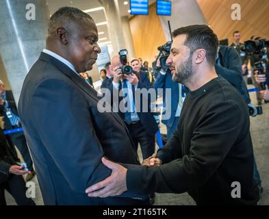 Bruxelles, Belgio. 11 ottobre 2023. Il Segretario alla difesa degli Stati Uniti Lloyd Austin, a sinistra, parla con il presidente ucraino Volodymyr Zelenskyy, a destra, durante la sedicesima riunione del gruppo di contatto della difesa Ucraina presso la sede della NATO, l'11 ottobre 2023 a Bruxelles, in Belgio. Crediti: Chad McNeeley/DOD Photo/Alamy Live News Foto Stock