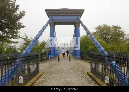 St Andrew's Suspension Bridge, costruito nel 1854, attraversa il fiume Cyde sopra la diga da Adelphi Street a Glasgow Green, sostituendo un'affollata rotta dei traghetti. Foto Stock