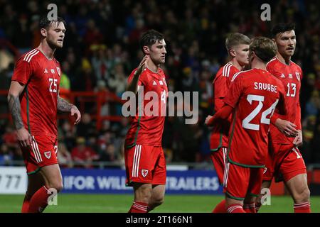 Wrexham, Regno Unito. 11 ottobre 2023. Ben Davies del Galles (c) festeggia con i suoi compagni di squadra dopo aver segnato il primo gol della sua squadra. Partita amichevole di calcio internazionale, Galles contro Gibilterra, a STōK CAE Ras a Wrexham, Galles mercoledì 11 ottobre 2023. Questa immagine può essere utilizzata solo per scopi editoriali. Solo per uso editoriale, .pic di Chris Stading/ Credit: Andrew Orchard fotografia sportiva/Alamy Live News Foto Stock