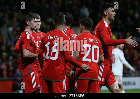 Wrexham, Regno Unito. 11 ottobre 2023. Ben Davies del Galles (l) festeggia con i suoi compagni di squadra dopo aver segnato il primo gol della sua squadra. Partita amichevole di calcio internazionale, Galles contro Gibilterra, a STōK CAE Ras a Wrexham, Galles mercoledì 11 ottobre 2023. Questa immagine può essere utilizzata solo per scopi editoriali. Solo per uso editoriale, .pic di Chris Stading/ Credit: Andrew Orchard fotografia sportiva/Alamy Live News Foto Stock