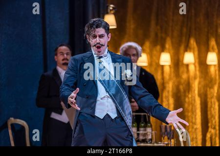 Cottbus, Germania. 10 ottobre 2023. Philipp Mayer interpreta il Barone Ochs auf Lerchenau e si erge sul palco durante una prova fotografica per l'opera "Der Rosenkavalier" nella grande Casa del Cottbus State Theater. La commedia per la musica di Richard Strauss e il libretto di Hugo von Hofmannsthal è sotto la direzione musicale del direttore musicale generale Alexander Merzyn e sarà presentata in anteprima il 14 ottobre 2023. Tomo Sugao ha diretto, Frank Philipp Schlößmann ha progettato il palcoscenico, Judith Adam ha disegnato i costumi e Diego Leetz ha messo le luci. Crediti: Frank Hammerschmidt/dpa/Alamy Live News Foto Stock