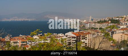 Vista panoramica della città di Smirne dalla storica collina degli ascensori. Konak, Izmir, Turchia Foto Stock