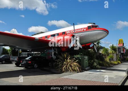 Douglas DC-3 Dakota aeroplano convertito per l'uso come parte del ristorante McDonald's a Taupo, nuova Zelanda. Aereo, seriale ZK-CAW Foto Stock