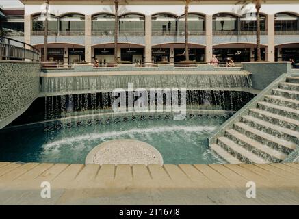 Forum Algarve, centro commerciale a Faro, Portogallo. Fontana nel cortile Foto Stock