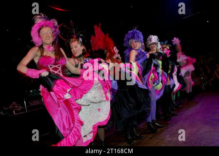 Compagnia di danza che esegue la lattina di danza a Londra Foto Stock