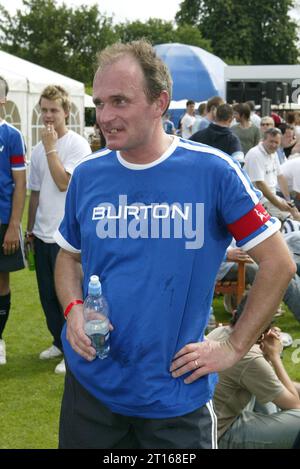 Charles Ingram, truffatore, romanziere ed ex maggiore dell'esercito britannico, giocando in un torneo di calcio celebrità a Bisham Abbey il 6/6/2004 Foto Stock