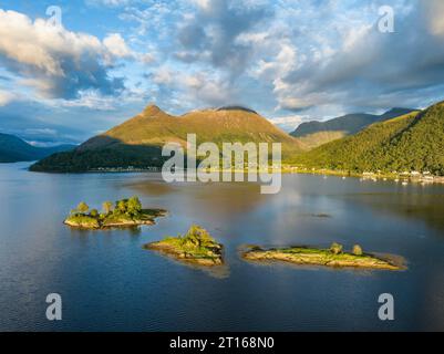 Vista aerea di un gruppo di isole nella parte occidentale del Loch Leven, ha lasciato l'isola di discussione ricca di storia, sopra di essa il Pap of, alto 742 metri Foto Stock