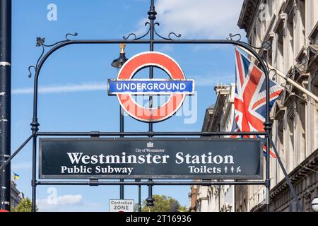 Cartello della stazione della metropolitana di Westminster, Parliament Street, City of Westminster, Greater London, England, Regno Unito Foto Stock