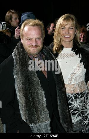 Antony Worrall Thompson e la moglie Jacinta Shiel arrivano al National TV Awards Party of Year alla Royal Opera House di Londra il 7 dicembre 2003 Foto Stock