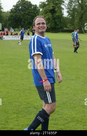 Charles Ingram, truffatore, romanziere ed ex maggiore dell'esercito britannico, giocando in un torneo di calcio celebrità a Bisham Abbey nel 2004 Foto Stock