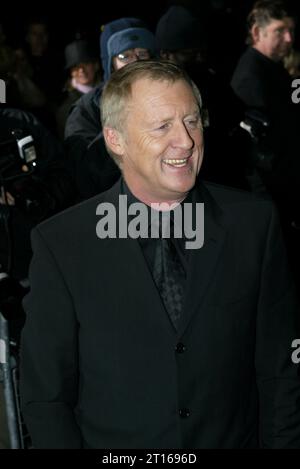 Chris Tarrant, emittente televisiva e presentatore televisivo, arriverà al National TV Awards Party of Year alla Royal Opera House di Londra il 7 dicembre 2003 Foto Stock