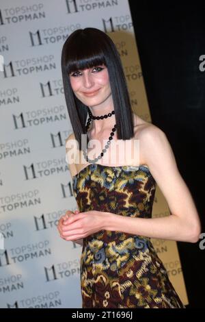 La modella Erin o'Connor arriva alla sfilata Topshop nel centro di Londra il 14 maggio 2003 Foto Stock