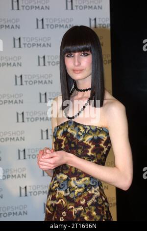 La modella Erin o'Connor arriva alla sfilata Topshop nel centro di Londra il 14 maggio 2003 Foto Stock