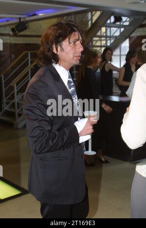Laurence Llewelyn-Bowen fotografato in un evento sociale a Londra nel 2003 Foto Stock