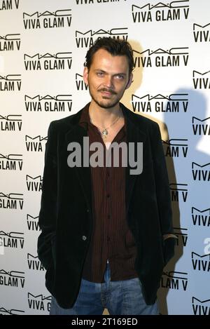 Arrivo alla cerimonia Cystic Fibrosis Breathing Life Award, Lancaster Hotel, Londra il 29 aprile 2004 Foto Stock