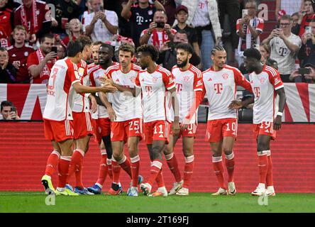 Festa degli obiettivi Kingsley Coman FC Bayern Muenchen FCB (11) Dayot Upamecano FC Bayern Muenchen FCB (02) Noussair Mazraoui FC Bayern Muenchen FCB Foto Stock