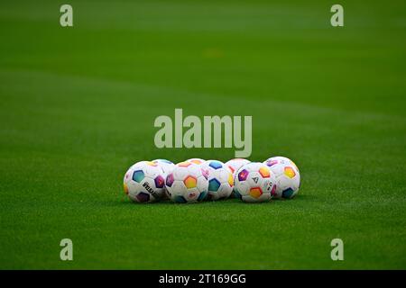 Le palline da partita dell'Adidas Derbystar si trovano sull'erba, Allianz Arena, Monaco, Baviera, Germania Foto Stock