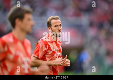 Riscaldamento, allenamento, Harry Kane FC Bayern Muenchen FCB (09) Thomas Mueller FC Bayern Muenchen FCB (25) Allianz Arena, Monaco, Baviera, Germania Foto Stock