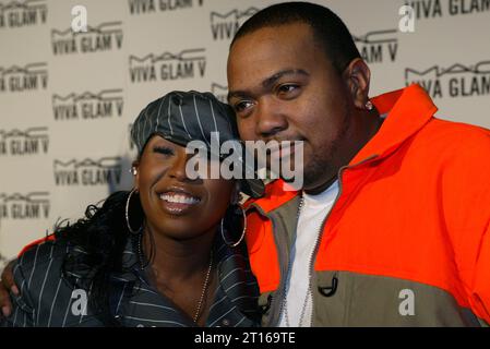 Missy Elliott e Timbaland arrivano alla cena di lancio MAC Viva Glam V all'Hempel Hotel di Londra nel 2004 Foto Stock