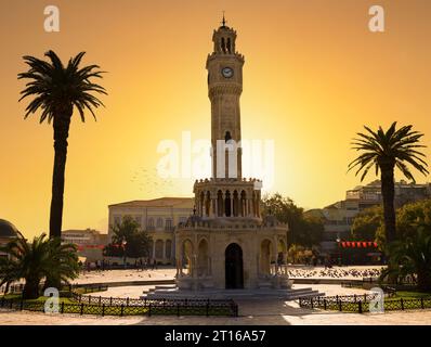 Mattina d'autunno nella storica torre dell'orologio di Smirne. Destinazioni in viaggio in Turchia. Konak, Izmir Foto Stock