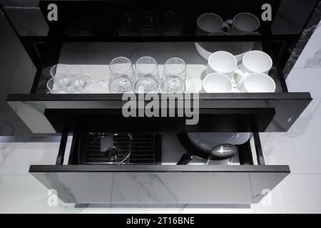 Piatti nei cassetti nell'interno della cucina Foto Stock