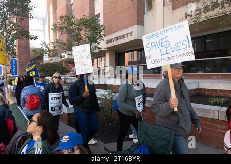 New Brunswick, New Jersey, USA. 11 ottobre 2023. Gli infermieri del sindacato locale appaiono sulle linee del picchetto fuori dal Robert Wood Johnson Hospital. Gli infermieri colpiscono per la sicurezza del personale e sono in attesa dei risultati degli attuali negoziati, hanno detto i funzionari. (Immagine di credito: © Brian Branch Price/ZUMA Press Wire) SOLO USO EDITORIALE! Non per USO commerciale! Foto Stock