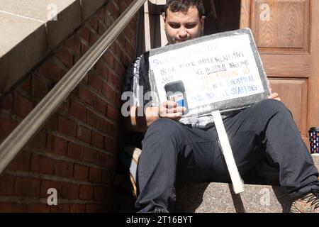 New Brunswick, New Jersey, USA. 11 ottobre 2023. Gli infermieri del sindacato locale appaiono sulle linee del picchetto fuori dal Robert Wood Johnson Hospital. Gli infermieri colpiscono per la sicurezza del personale e sono in attesa dei risultati degli attuali negoziati, hanno detto i funzionari. (Immagine di credito: © Brian Branch Price/ZUMA Press Wire) SOLO USO EDITORIALE! Non per USO commerciale! Foto Stock