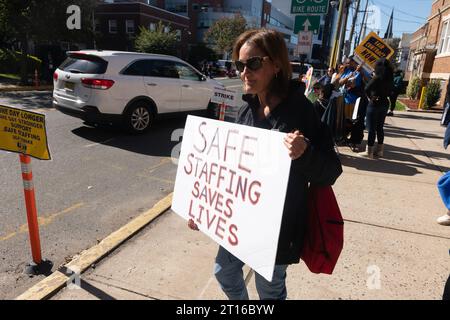 New Brunswick, New Jersey, USA. 11 ottobre 2023. Gli infermieri del sindacato locale appaiono sulle linee del picchetto fuori dal Robert Wood Johnson Hospital. Gli infermieri colpiscono per la sicurezza del personale e sono in attesa dei risultati degli attuali negoziati, hanno detto i funzionari. (Immagine di credito: © Brian Branch Price/ZUMA Press Wire) SOLO USO EDITORIALE! Non per USO commerciale! Foto Stock