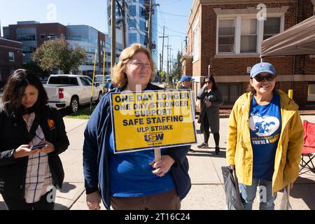 New Brunswick, New Jersey, USA. 11 ottobre 2023. Gli infermieri del sindacato locale appaiono sulle linee del picchetto fuori dal Robert Wood Johnson Hospital. Gli infermieri colpiscono per la sicurezza del personale e sono in attesa dei risultati degli attuali negoziati, hanno detto i funzionari. (Immagine di credito: © Brian Branch Price/ZUMA Press Wire) SOLO USO EDITORIALE! Non per USO commerciale! Foto Stock