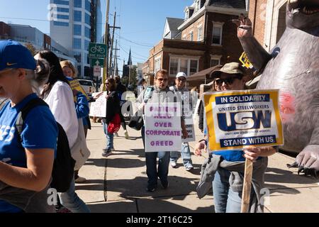 New Brunswick, New Jersey, USA. 11 ottobre 2023. Gli infermieri del sindacato locale appaiono sulle linee del picchetto fuori dal Robert Wood Johnson Hospital. Gli infermieri colpiscono per la sicurezza del personale e sono in attesa dei risultati degli attuali negoziati, hanno detto i funzionari. (Immagine di credito: © Brian Branch Price/ZUMA Press Wire) SOLO USO EDITORIALE! Non per USO commerciale! Foto Stock