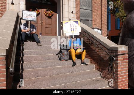 New Brunswick, New Jersey, USA. 11 ottobre 2023. Gli infermieri del sindacato locale appaiono sulle linee del picchetto fuori dal Robert Wood Johnson Hospital. Gli infermieri colpiscono per la sicurezza del personale e sono in attesa dei risultati degli attuali negoziati, hanno detto i funzionari. (Immagine di credito: © Brian Branch Price/ZUMA Press Wire) SOLO USO EDITORIALE! Non per USO commerciale! Foto Stock